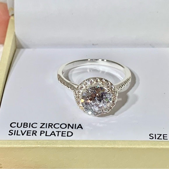 Silver toned crystal halo ring sized 9 NWT - Picture 9 of 10